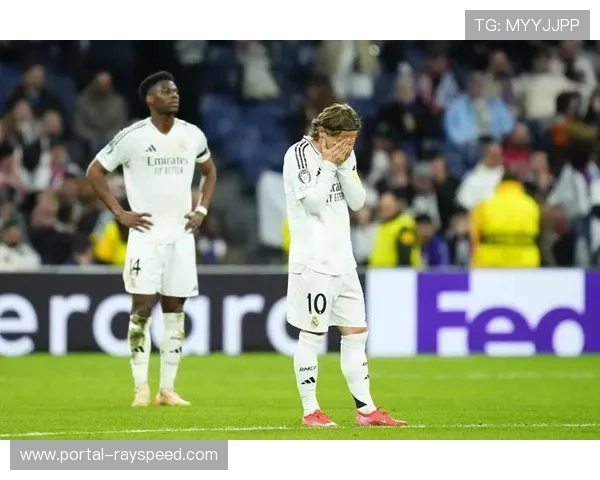 终场哨响，克罗地亚老将莫德里奇跪地掩面